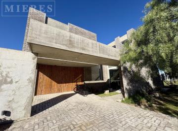 Casa · 224m² · 4 Ambientes · 2 Cocheras · Casa en Venta en San Sebastian Area 9