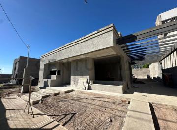 Casa · 139m² · 6 Ambientes · 2 Cocheras · Casa en Venta en Barrio Privado Las Acacias – Godoy Cruz