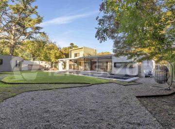 Casa · 246m² · 5 Ambientes · 2 Cocheras · Casa en Venta en Lomas de San Isidro a Estrenar de Diseño con Pileta.