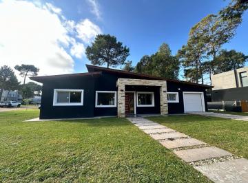 Casa · 192m² · 4 Ambientes · 1 Cochera · Pinamar Venta de Casa a Estrenar en Zona Alamos