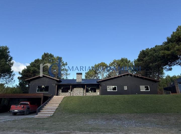 Casa · 328m² · 5 Ambientes · 1 Cochera