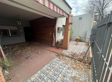 Casa · 110m² · 5 Ambientes · 1 Cochera · Venta Casa Fisherton - 3 Dorm., cochera, Patio