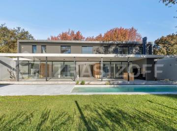 Casa · 270m² · 5 Ambientes · 2 Cocheras · Casa en Venta a Estrenar en Las Lomas de San Isidro, Moderna, Gran Jardín con Studio.
