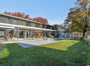 Casa · 270m² · 5 Ambientes · 2 Cocheras · Casa en Venta a Estrenar en Las Lomas de San Isidro, Moderna, Gran Jardín con Studio.
