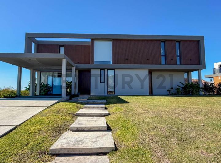 Casa · 274m² · 6 Ambientes · 4 Cocheras