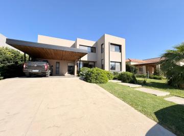 Casa · 317m² · 6 Ambientes · 2 Cocheras · Venta - Casa en San Sebastian de 3 Dorm.. Funes