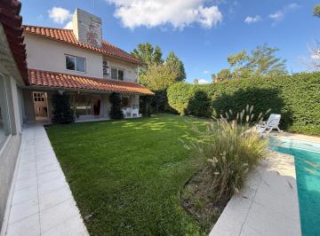 Casa · 245m² · 6 Ambientes · 3 Cocheras · Casa en Los Lagartos