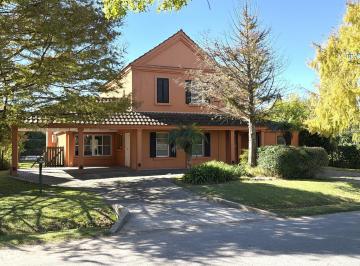 Casa · 214m² · 4 Ambientes · 1 Cochera · Casa en Venta, 4 Dorm., en La Lomada de Pilar