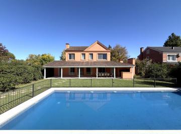 Casa · 214m² · 4 Ambientes · 1 Cochera · Casa en Venta, 4 Dorm., en La Lomada de Pilar