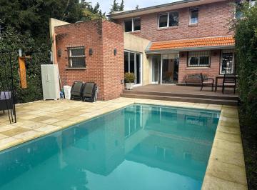 Casa · 210m² · 5 Ambientes · 2 Cocheras · Exclusiva Casa en Venta en Barrio Divino Rostro