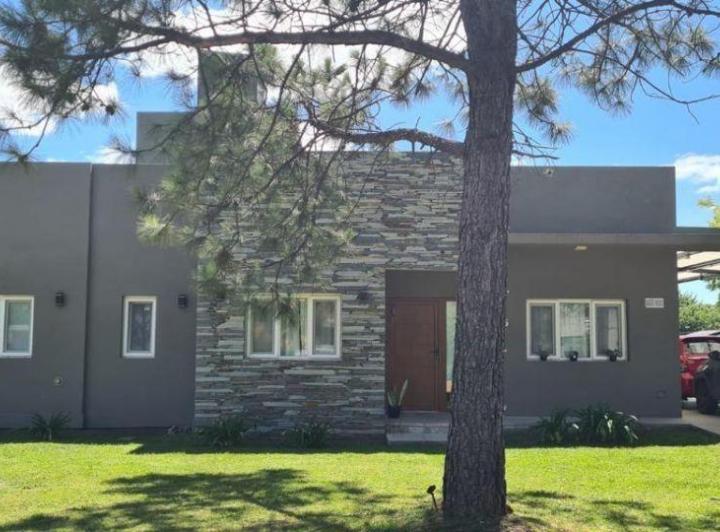 Casa · 163m² · 3 Ambientes · 1 Cochera