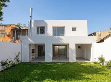 Casa · 180m² · 5 Ambientes · 1 Cochera · Moderna Casa en Granadero Baigorria | 3 Dorm., Jardín y Cochera