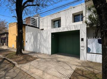 Casa · 180m² · 5 Ambientes · 1 Cochera · Moderna Casa en Granadero Baigorria | 3 Dorm., Jardín y Cochera