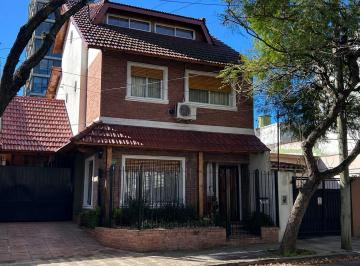 Casa · 183m² · 5 Ambientes · 2 Cocheras · Casa Chalet en Venta en Olivos, Vicente López, G. B. a. Zona Norte