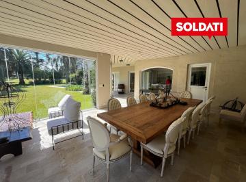 Casa · 370m² · 6 Ambientes · 2 Cocheras · Venta Casa Highland Cc, Acepta Permuta en Parte de Pago.