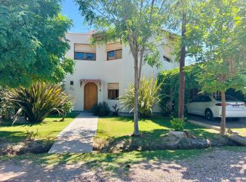 Casa · 233m² · 4 Ambientes · 1 Cochera · Casa en Venta Barrio Los Cerezos con Tour Virtual