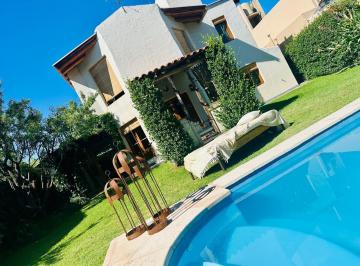 Casa · 233m² · 4 Ambientes · 1 Cochera · Casa en Venta Barrio Los Cerezos con Tour Virtual