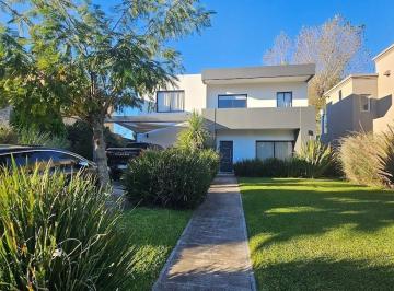 Casa · 197m² · 4 Ambientes · 1 Cochera · Casa Chalet en Venta en Haras María Victoria, Moreno, G. B. a. Zona Oeste