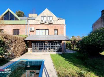 Casa · 212m² · 4 Ambientes · 1 Cochera · Lindisima Casa en Venta, zona Balbastro, Muy Luminosa y Rodeada de Mucho Verde