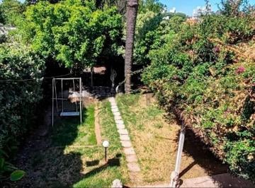 Casa · 208m² · 4 Ambientes · 1 Cochera · Venta Buceo Casa a Reciclar Gran Terreno 440 m²