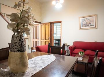 Casa · 224m² · 4 Ambientes · 1 Cochera · Venta Casa 4 Ambientes con Jardín en El Centro de San Justo.