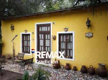Casa · 85m² · 3 Ambientes · Casa Venta con Pileta y Amplio Parque Verde