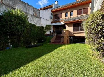 Casa · 295m² · 5 Ambientes · 1 Cochera · Excelente Casa Ubicada en Flores, con Cochera, Patio y Piscina.