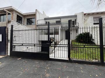 Casa · 362m² · 5 Ambientes · 3 Cocheras · Venta de Chalet 5amb con Piscina en Acassuso