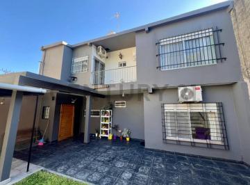 Casa · 110m² · 3 Ambientes · 1 Cochera · Casa 3 Ambientes en Venta C/ Jardín y Cochera en Morón Sur