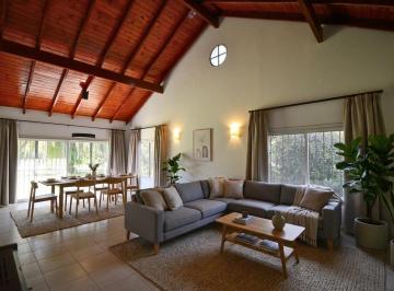 staging-output-1778878188122.jpeg · Venta Casa 4 Ambientes - Escobar - con Pileta y Quincho