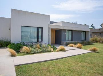 Casa · 131m² · 4 Ambientes · 2 Cocheras · Alquiler Casa 4 Ambientes en Prados del Oeste