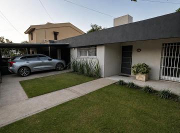 Casa · 463m² · 7 Ambientes · 2 Cocheras · Vende Casa 4 Dorm. B° Padre Claret con Pileta y Amplio Quincho