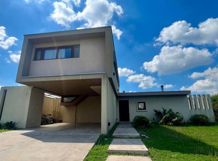 Casa · 155m² · 6 Ambientes · 2 Cocheras