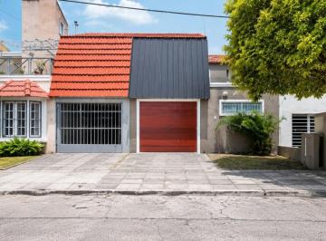 Casa · 118m² · 4 Ambientes · 2 Cocheras · Alquiler Duplex Urca 3 Dorm.