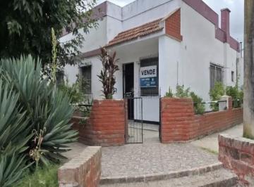 Casa de 4 ambientes, Gualeguay · Casa Familiar Jardín Al Frente y Lateral, Living Comedor. Cocina Independiente.