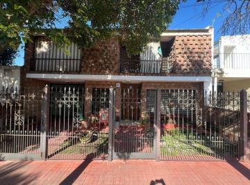 Casa · 229m² · 7 Ambientes · 3 Cocheras · Casa en Alquiler de 4 Dorm. y Gran Patio en Alberdi Proxima a Nuevo Centro Shopping