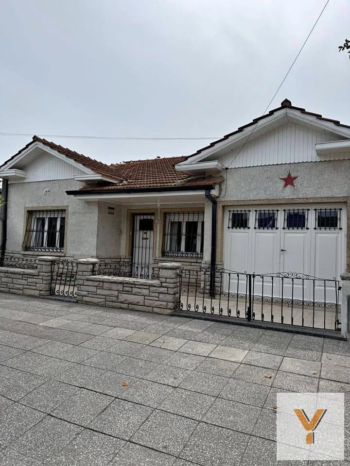 Casa 2 dorm, 110m² con cochera y patio — Tres Arroyos