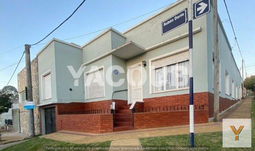Casa 6 dorm, 220m² con patio y cochera — Centro, Rúben Dario y Carlos Gardel