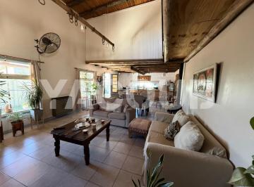 Casa · 100m² · 3 Ambientes · Casa de Estilo Rústico con Jardín y Pileta - 2 Dorm. 1 Baño - Barrio San Cayetano, Tandil