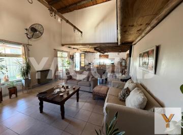 Casa · 100m² · 3 Ambientes · Casa de Estilo Rústico con Jardín y Pileta - 2 Dorm. 1 Baño - Barrio San Cayetano, Tandil