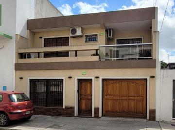 Casa · 214m² · 5 Ambientes · 1 Cochera · Venta Casa 5 Ambientes Patio en Vélez Sársfield