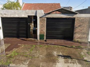 Casa de 5 ambientes, Quilmes · Casa Reciclada Estilo Chalett Más Una Edificación a Terminar Al Fondo