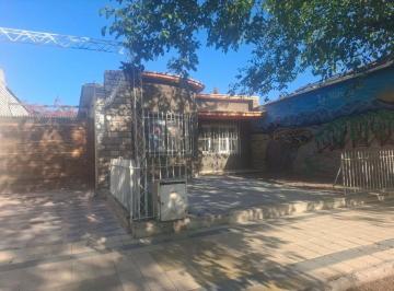Casa · 143m² · 5 Ambientes · 3 Cocheras · Venta Casa Villa Nueva Amplia y en Excelente Zona