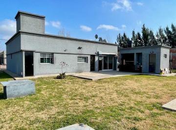 Casa · 128m² · 4 Ambientes · 4 Cocheras · Casa en Venta en Los Hornos