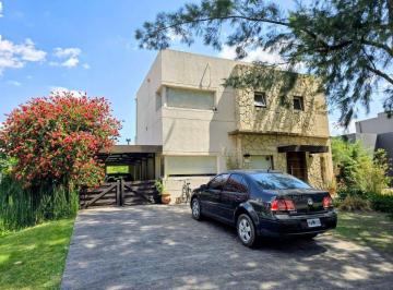 Casa · 160m² · 4 Ambientes · 2 Cocheras · Casa en Venta en Barrio El Lauquen con Pileta