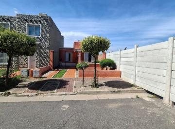 Casa · 69m² · 6 Ambientes · 1 Cochera · Se Vende Casa Apta Credito Solares de Santa Maria!