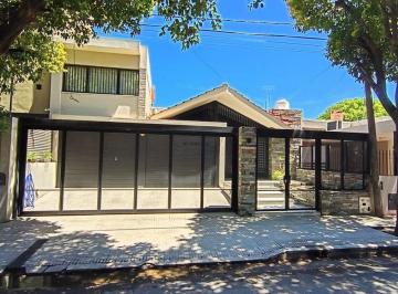 Casa · 277m² · 7 Ambientes · 2 Cocheras · Casaen Venta Barrio Maipu 4 Dorm. con Pileta