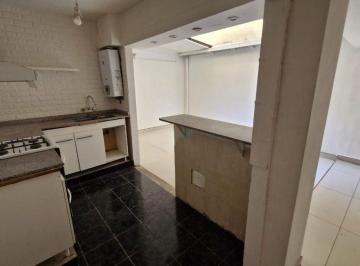 Departamento · 73m² · 3 Ambientes · Venta Dpto 100 m a Reformar Patio Parrilla Flores