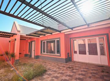 Casa · 173m² · 3 Ambientes · 2 Cocheras · En Venta Casa Moderna con Gran Patio y Pileta