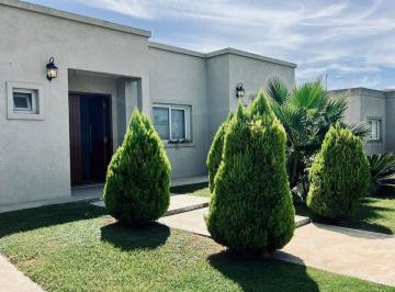Casa · 150m² · 4 Ambientes · 2 Cocheras · Casa en Venta Una Planta en San Rafael Villanueva